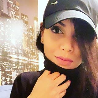 Sono un impiegata e lavoro a Venezia. Sono di madrelingua francese e inglese. Sono disponibile dalle ore 18 per conversare e fare pratica in inglese e francese e ripetizioni