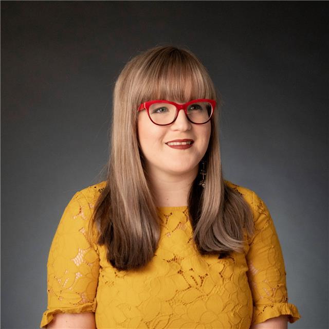 Profesora puertorriqueña que ofrece clases online e imparte talleres especializados a estudiantes adultos, con el interés de desarrollarse profesionalmente en el ámbito del marketing y desarrollar sus negocios