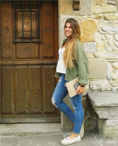 Doy clases particulares de francés, lengua, ingles o matemáticas con el fin de recaudar un dinero extra