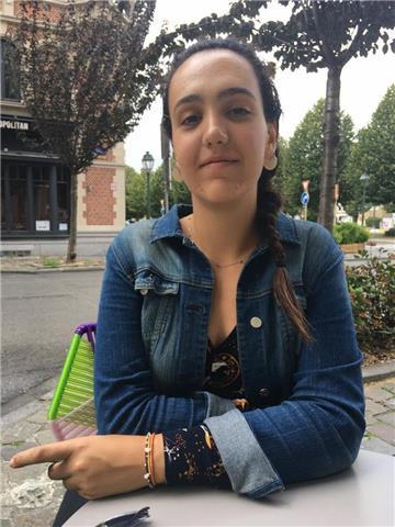 Profesora ayuda con idiomas y pronunciación