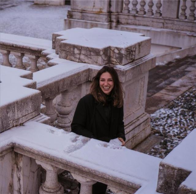 Studentessa laureata in Teorie e tecniche della mediazione interlinguistica (università di Genova) e attualmente iscritta alla facoltà di Lingue straniere per la comunicazione internazionale impartisce ripetizioni di spagnolo e francese