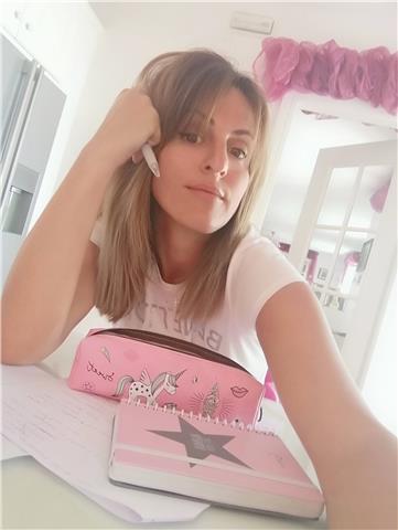 Laureata Insegnante madrelingua Spagnola, lunga esperienza in scuole private, pubbliche e lezioni presenziali a domicilio