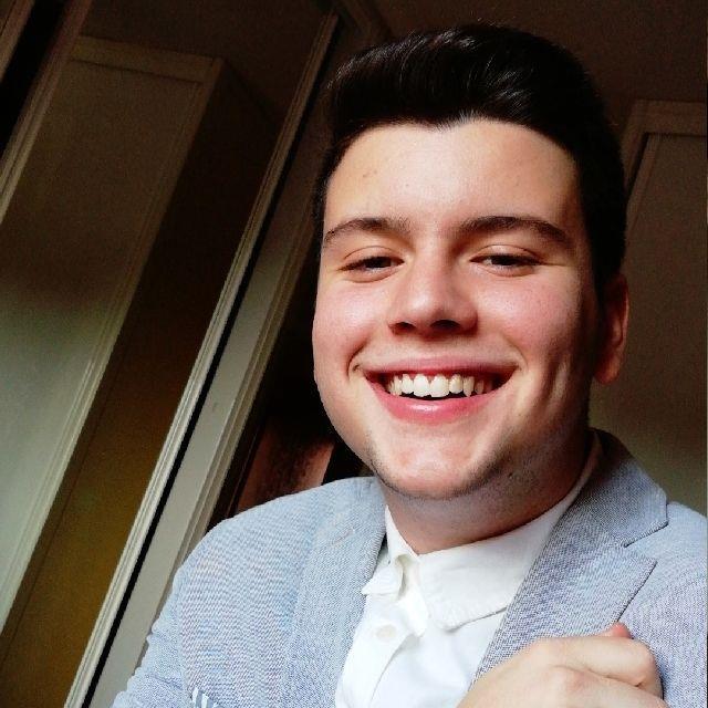 Chico de 20 años que se ofrece a dar clases de inglés para niños hasta 2do de la ESO, nivel b1 en camino de b2. Necesito un trabajo de verano