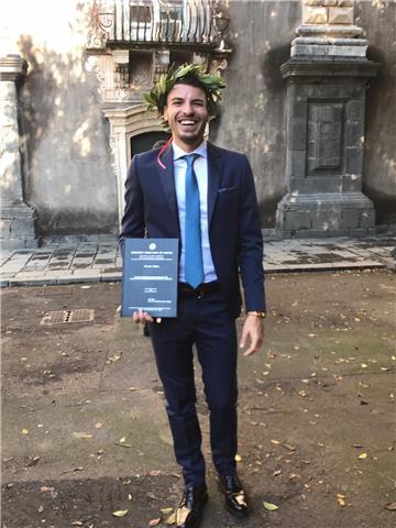 Laureato in Filologia Classica con 110 e lode impartisce lezioni di italiano, latino o greco per ragazzi delle superiori o lezioni di doposcuola