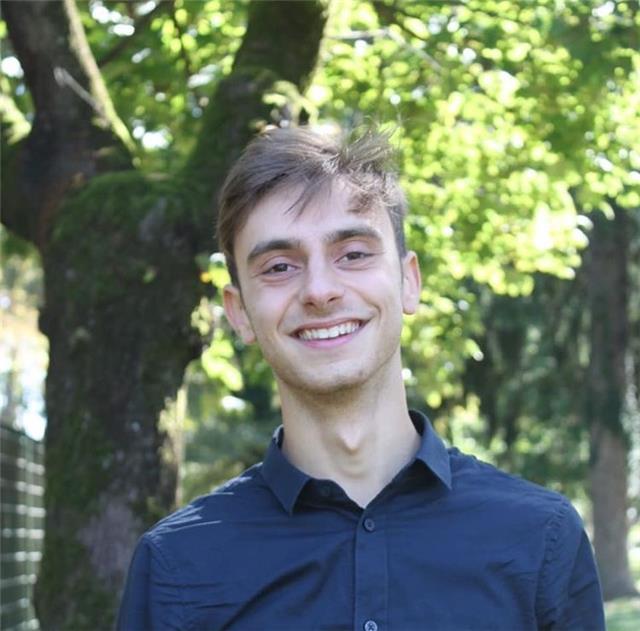 Ragazzo con certificato B2 Cambridge ideale per studenti a livello base o aiuto compiti per bambini