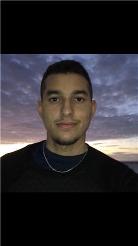 Profesor latinoamericano imparte clases a gente del exterior que quiera aprender a hablar español (Argentina)