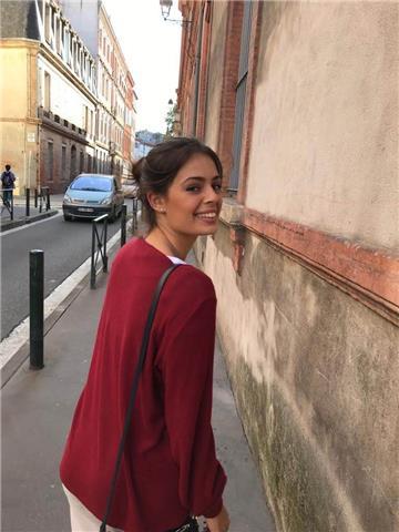 Buenas, mi nombre es paula soy estudiante de ade en la universidad de alicante. doy clases de refuerzo a niños de primaria