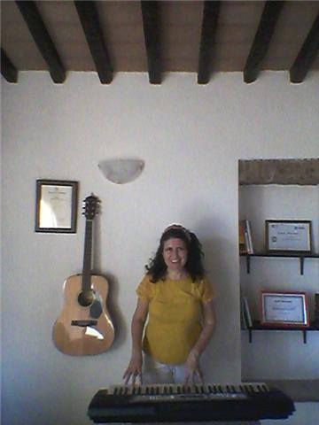 Insegnante di canto moderno formata  Voice to Teach . Diplomata presso Nam di Milano