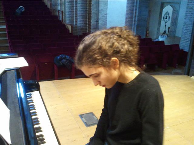 Diplomata in pianoforte e laureata in musicologia offre lezioni private di pianoforte