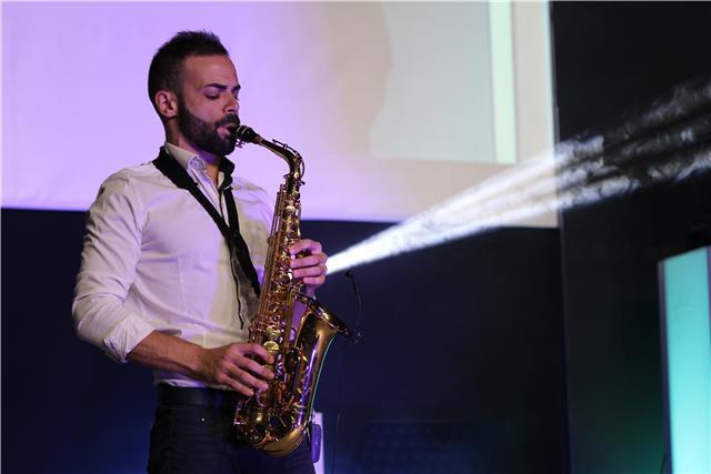 Specializzato in conservatorio nell’anno 2020 a Catania, Avendo acquisito i 24 crediti formativi per la didattica, Offre lezione di musica (teoria, solfeggio, composizione e arrangiamento, musica d’insieme, sassofono e iniziazione al pianoforte). Nelle pr