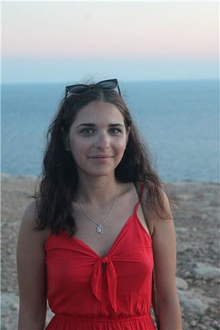 Diplomata ad alti voti al liceo classico Manzoni, faccio giurisprudenza e mi offro per dare ripetizioni a ragazzi di elementari, medie e superiori