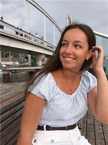 Soy una chica que se implica mucho en las cosas, y hace lo posible para que todo el mundo se sienta cómodo con la enseñanza. soy una chica de 20 años, sólo hace 2 años que acabé el bachillerato y aprobé la selectividad