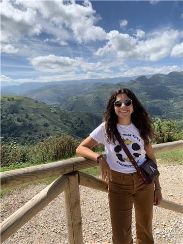 Joven estudiante. estudie dos años en inglés fuera de españa. muy buen nivel de inglés y capaz de enseñar inglés básico sobretodo a niños para sus clases