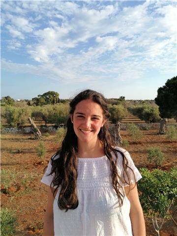 Studentessa al secondo anno di Scienze politiche sociali internazionali offre aiuto compiti agli studenti delle elementari e medie