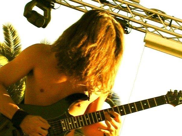 Ciao! sono un chitarrista con 20 anni di esperienza, ho suonato in tante band e registrato dischi, posso aiutarti a migliorare la tua tecnica ed il tuo approccio alla chitarra ed alla musica, potremo passare del tempo piacevolmente suonando ed imparando d
