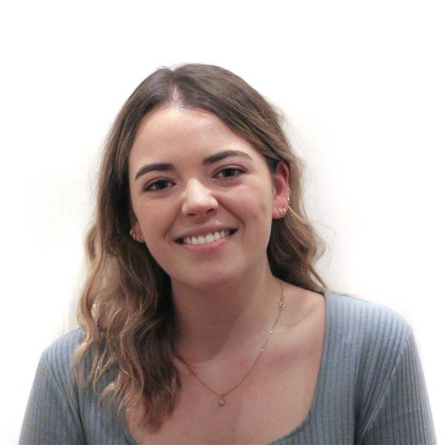 Profesora de idiomas imparte clases a niños de todas las edades