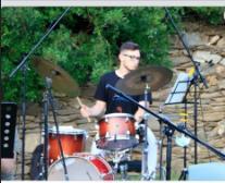 Giovane insegnante di musica con diversi anni di esperienza nell'insegnamento, offre lezioni di batteria