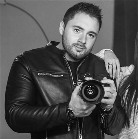 Fotografo professionista con esperienza decennale e portfolio di alto livello, offre lezioni di fotografia, storia della fotografia, ritratto, schemi luce e camera oscura.
Esperienza con clienti: Belen Rodriguez, Papa Francesco, VOGUE, modelle internazion