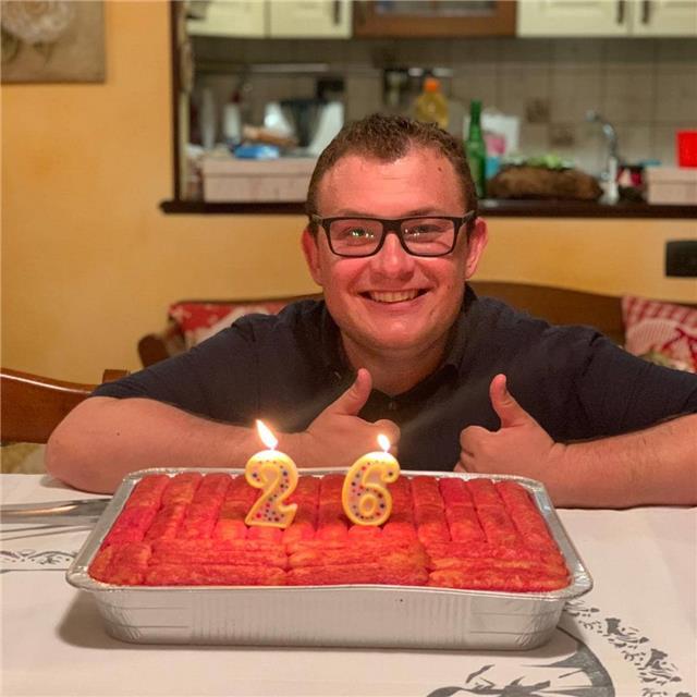 Diplomato presso liceo linguistico si offre per lezioni di storia , inglese, francese e spagnolo