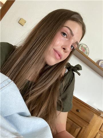 Ciao! Sto cercando un lavoretto per mantenere le mie spese e a breve inizierò l’università, se siete interessati ad assumere una ragazza che segua i vostri figli nei compiti per casa sarò molto felice di fare una mano! Non esitare a contattarmi😘