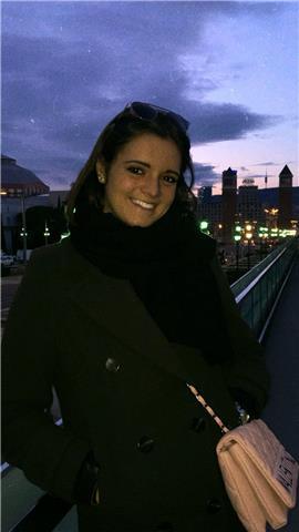 Ragazza competente livello C1 spagnolo offre lezioni private o aiuto compiti per ragazzi e adulti