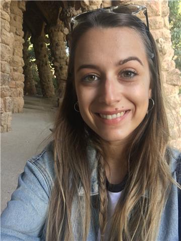Studentessa di giurisprudenza impartisce lezioni private a bambini e ragazzi dalle elementari al liceo. Bilingue inglese