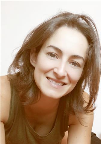 Profesora particular de inglés y alemán para niños. Tengo la licenciatura de traducción e interpretación de alemán con inglés. 
Me encantan los niños y sus caracteres. Hago las clases amenas, con recursos dinámicos para el aprendizaje y la memoria. Tengo 