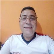 Profesor de química imparte clases on line para estudiantes de secundaria