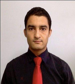 Profesor imparte clases de apoyo en el uso de inteligencia artificial