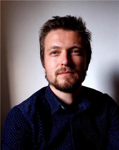 Laureato in filosofia impartisce lezioni di filosofia, storia e letteratura