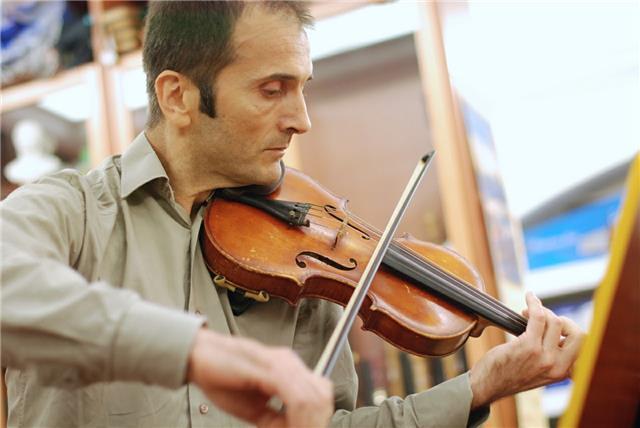 Insegnante laureato, pluriennale esperienza con bambini e adulti, laureato anche in pianoforte, impartisce lezioni anche a domicilio