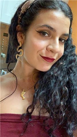 Graduada en química imparte clases de matemáticas, química, física y biología para estudiantes de eso y bachillerato