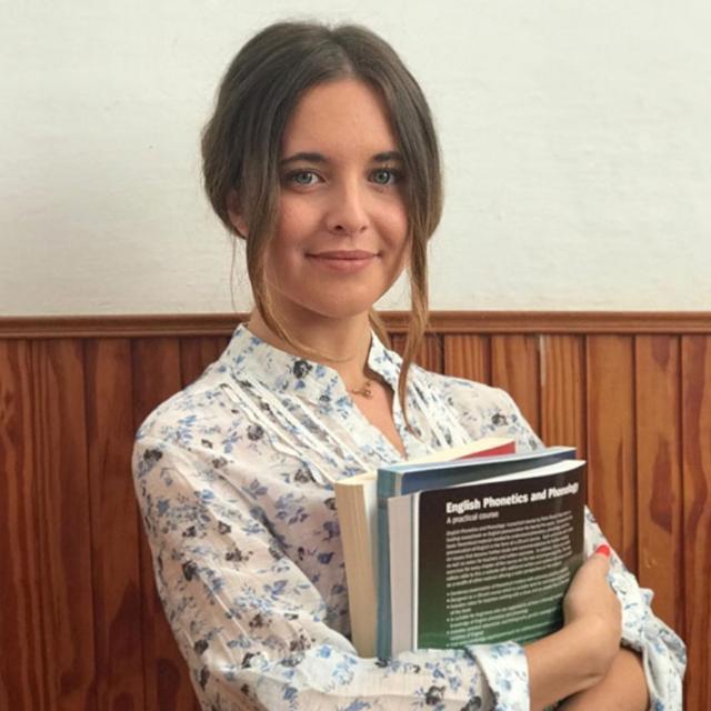 Diplomata liceo classico offre lezioni di latino, inglese e letteratura