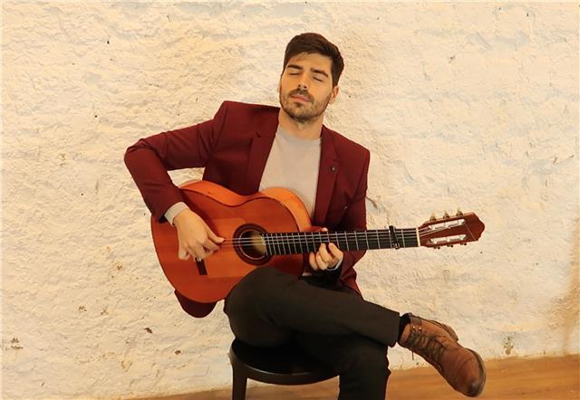 Profesor titulado imparte clases de guitarra flamenca y eléctrica