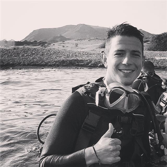 Imparto clases de refuerzo en diversas materias escolares correspondientes a la etapa de primaria( todos los cursos). soy profesor titulado