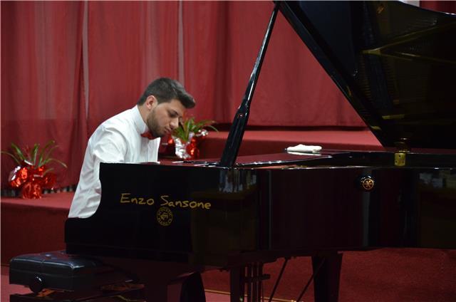 Sono un pianista professionista, diplomato in pianoforte con massimo dei voti e lode, e ho da poco finito anche il biennio ( anch'esso con il massimo e lode). Insegno ma ho diversi progetti di musica da camera. Non mi occupo solo di musica classica ma svo