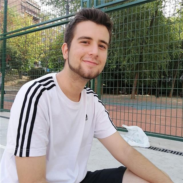 Soy un chico educado y divertido que puede impartir clases de matemáticas a cualquier nivel hasta bachillerato