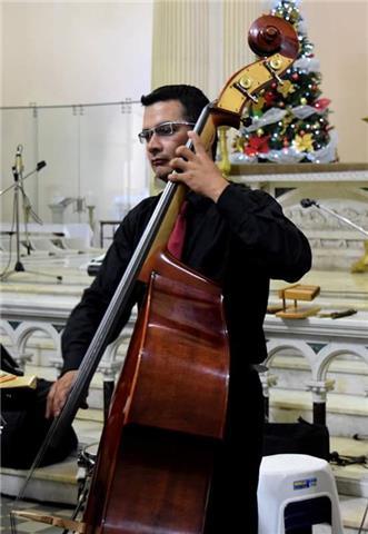 Profesor de música imparte clases a niños, y jóvenes de todas las edades