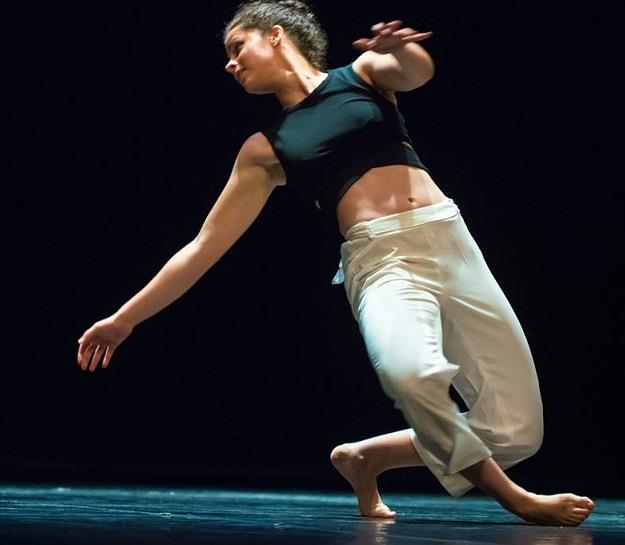 Danseur professionnel donne des cours de danse pour tous les niveaux