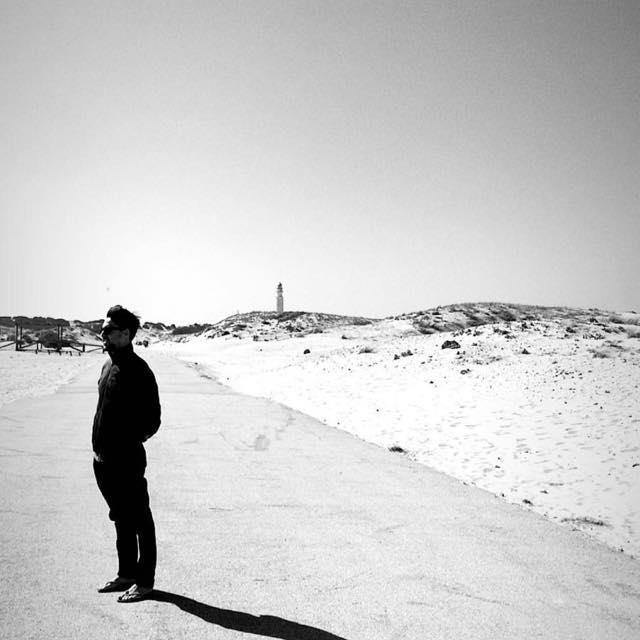 Hola! doy clases de fundamentos e introducción a la producción de música electrónica con sintetizadores, cajas de ritmo, secuenciadores, midi, multipista. sampling. mezcla final