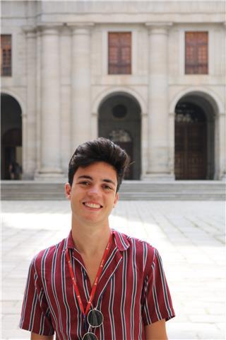 Puedo dar clases a nivel de primaria de cualquier asignatura. A partir de la ESO podría dar de Lengua castellana y Lengua valenciana