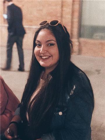 Estudiante universitaria que estudia un grado de pedagogía, en el cual estoy aprendiendo los mejores métodos para enseñar y es por eso que quiero dar clases a niños, los ayudo a ellos y a la vez me nutro de experiencia