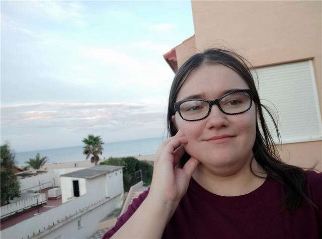 Profesora de humanidades ofrece clases a todos los que lo necesiten