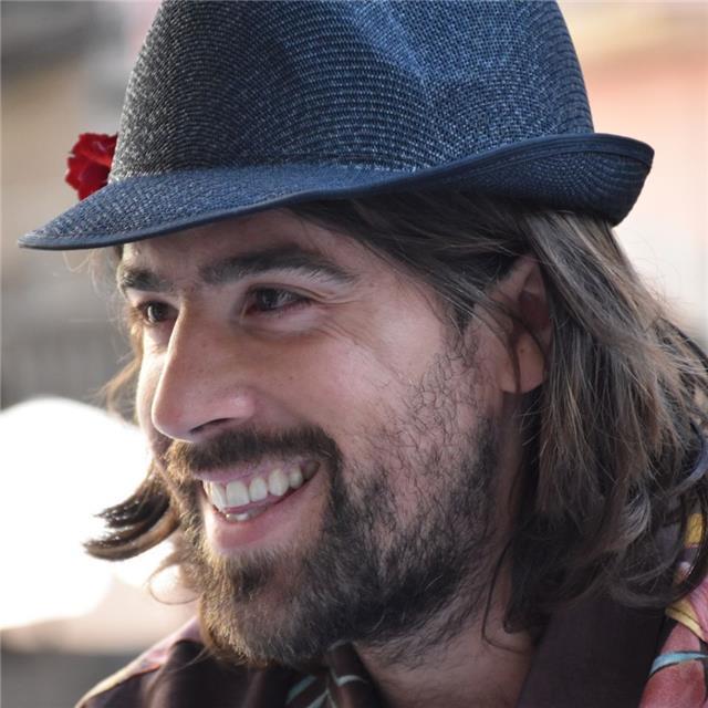 Faig classes de guitarra i baix. he donat concerts a catalunya i euskadi. he gravat dos discs amb composicions pròpies. si t'interessa escriu-me a ig