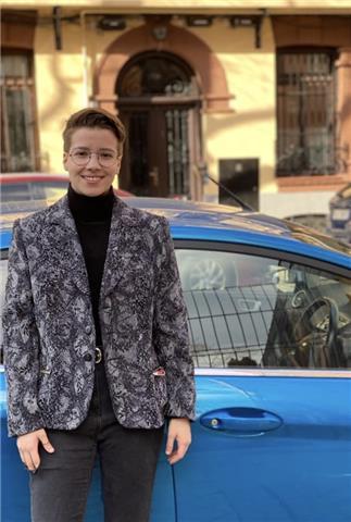 Con doble nacionalidad (belga - española) enseño ingles de primaria y eso, puedo moverme hasta sus domicilios