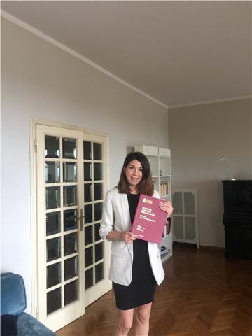 Laureata in filosofia, impartisce lezioni di filosofia, letteratura, grammatica, storia