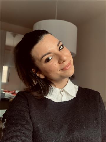Ragazza diplomata in lingue, studentessa di mediazione linguistica (interpretariato) offre lezioni e/o ripetizioni di lingue