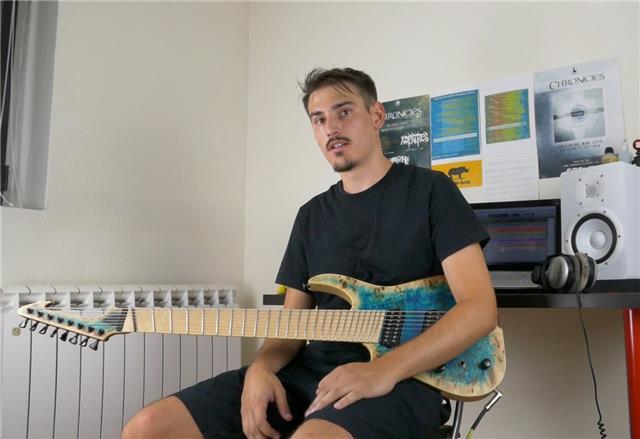 Musicien expérimenté et diplômé donne cours de guitare moderne