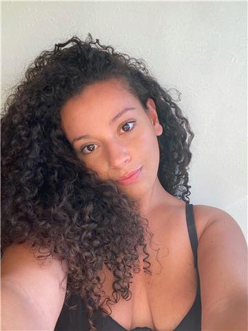 Profesora de matemáticas imparte clases a estudiantes de primaria y secundaria