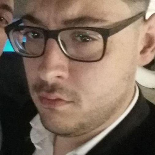Giovane Neolaureato in informatica e programmazione di videogiochi offre ampia esperienza nell'ambito della programmazione